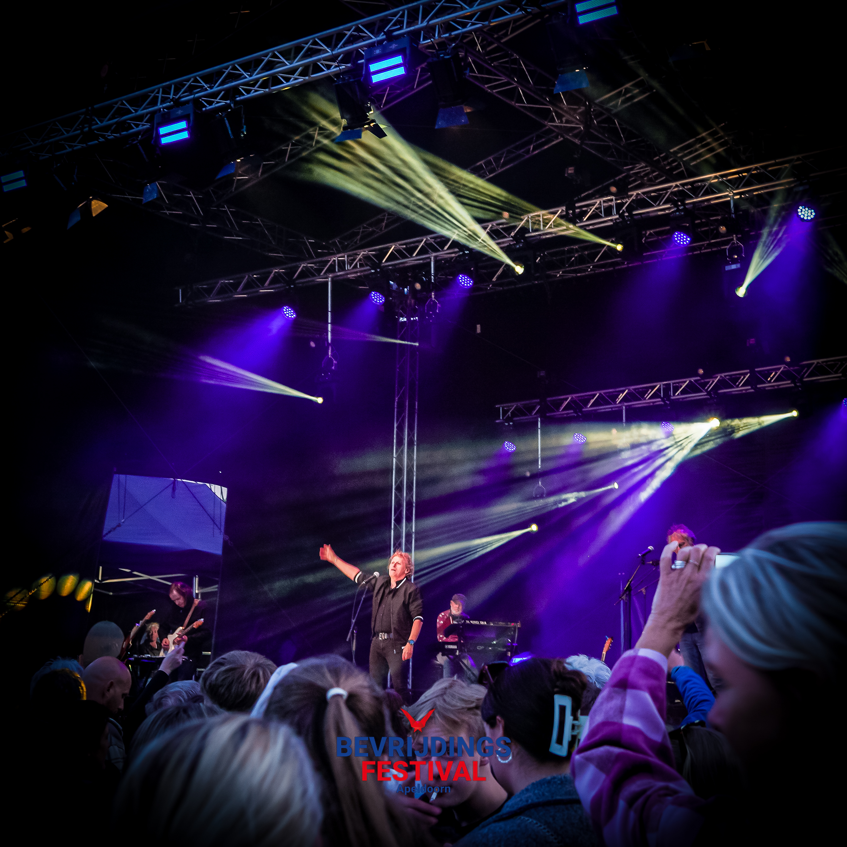 Handen in de lucht op het marktplein