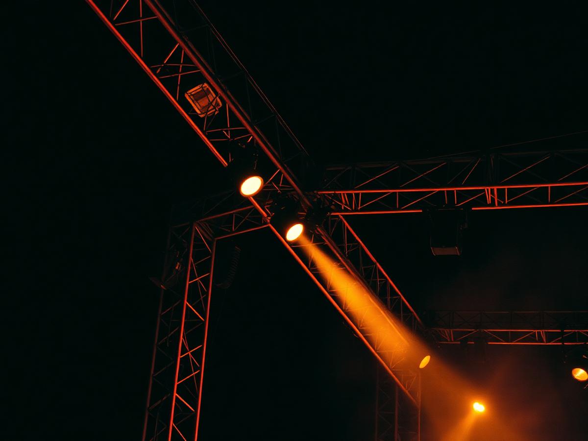 Lichtarmaturen en truss tegen de nachtelijke hemel